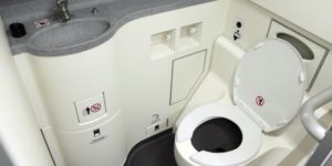 туалет на борту самолета