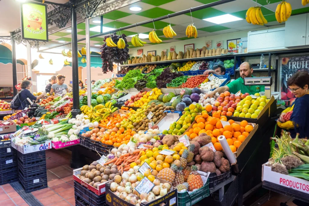 Прилавок с фруктами и овощами на рынке Нуэстра-Сеньора-де-Африка